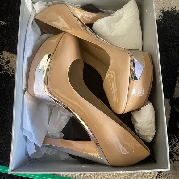 NEW Brian Atwood Nude/Gold Leonida Pumps - Picture 3 of 7